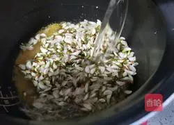 Illustration of how to make acacia flower millet porridge 6