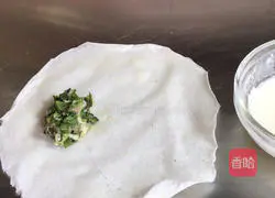 Illustration of how to make local vegetable spring rolls 7