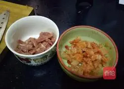 Illustration of how to make spicy cabbage, bacon and cheese baked rice 1