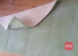 Illustration of how to make two-color flower rolls 4