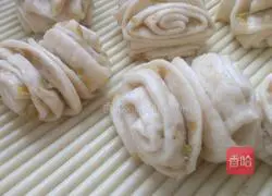 Illustration of how to make oil and salt flower rolls 14