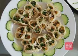 Illustration of how to make ice-skin leek, egg and scallop pot stickers 13