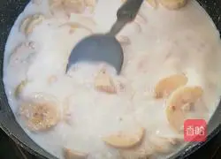 Illustration of how to make banana milk oatmeal 4