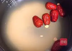 Illustration of how to make Angelica Astragalus Millet Porridge (blood-tonifying and qi-tonifying medicinal diet) 2