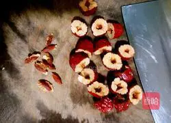 Illustration of how to make red dates, longan and millet porridge 3