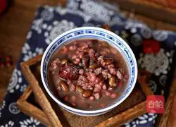 Illustration of how to make red bean and barley porridge to remove dampness 8