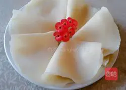 Illustration of how to make spring roll skins 11