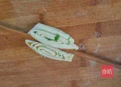 Illustration of how to make thousand-layer chive rolls 10