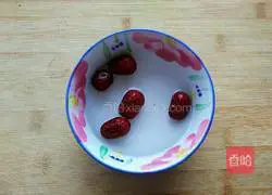 Illustration of how to make three-color quinoa and purple sweet potato porridge 3