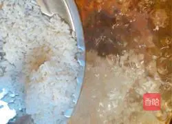 Illustration of how to make preserved egg and lean meat porridge 1