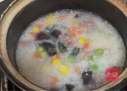 Illustration of how to make grilled sausage and preserved egg porridge 5