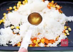 Illustration of how to make luncheon meat rice balls 8