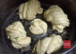 Illustration of how to make scallion rolls 20