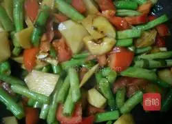 Illustration of how to make braised noodles with potatoes and beans 8