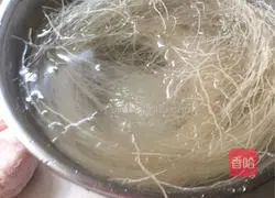 Illustration of how to make egg rice noodles 1