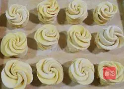 Illustration of how to make rose rolls 5