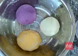 Illustration of how to make three-color flower rolls 1