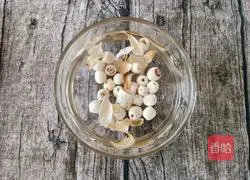 Illustration of how to make lotus seed and lily millet porridge 3