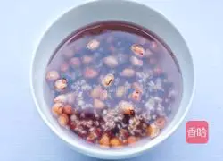 Illustration of how to make milky red bean and barley porridge 2