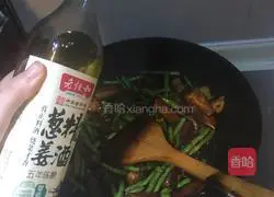 Illustration of how to make eggplant, beans, pork belly and braised rice 8