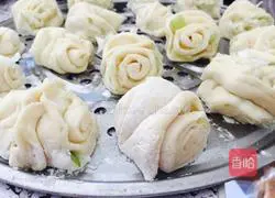 Illustration of how to make onion-flavored flower rolls 11