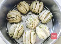 Illustration of how to make pepper-flavored flower rolls 19