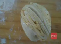 Illustration of how to make two-color pumpkin rolls 12