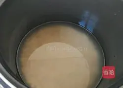 Illustration of how to make oatmeal, snow pear and glutinous rice porridge 3