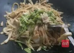 Illustration of how to make stir-fried rice noodles with lean meat and celery and green onion 3