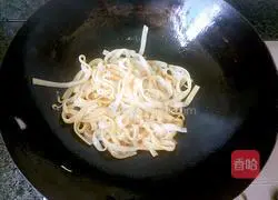 Illustration of how to make fried rice noodles with mung bean sprouts 6
