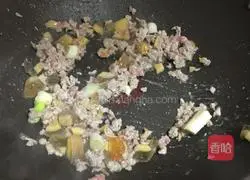 Illustration of how to make preserved egg and lean meat porridge 2