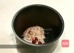 Illustration of how to make double-meter red date porridge 1