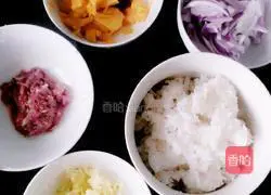 Illustration of how to make minced beef, onion and mango baked rice 1