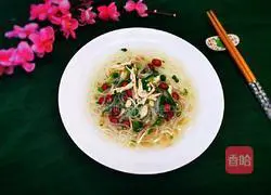 Illustration of how to make three fresh chicken soup noodles 19