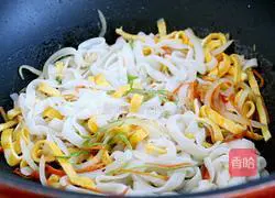 Illustration of how to make fried rice noodles with black pepper and shredded pork 12