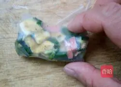 Illustration of how to make improved spring rolls 3