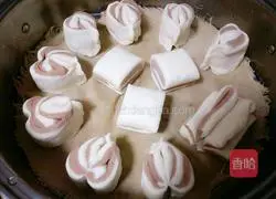 Illustration of how to make love chocolate flower rolls 18