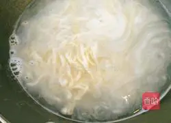 Illustration of making cold noodles with shredded chicken 10