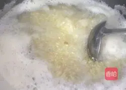 Illustration of how to make wolfberry and white fungus porridge 4