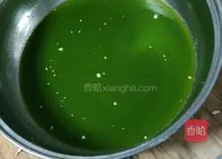 Illustration of how to make three-color flower rolls 1