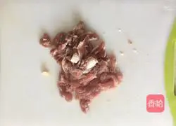 Illustration of how to make braised pea noodles 1