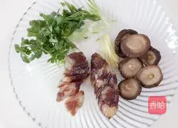 Illustration of how to make mushroom and sausage claypot rice 2
