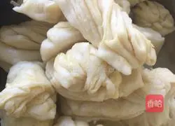 Illustration of how to make cornmeal rolls 5