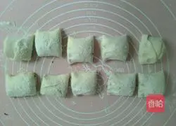 Illustration of how to make pepper leaf rolls 7