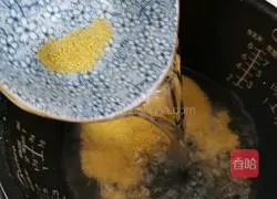 Illustration of how to make lotus seed, red dates and millet porridge 4