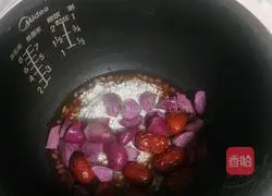 Illustration of how to make purple sweet potato and red date porridge 8