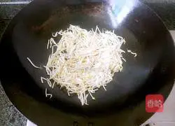 Illustration of how to make fried rice noodles with mung bean sprouts 4