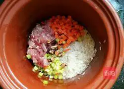 Illustration of how to make mushroom, carrot, asparagus and meat porridge 3