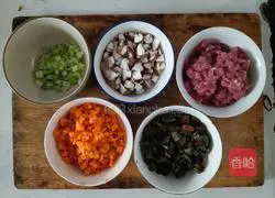 Illustration of how to make preserved egg and lean meat porridge 1