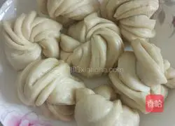Illustration of how to make small flower rolls 8